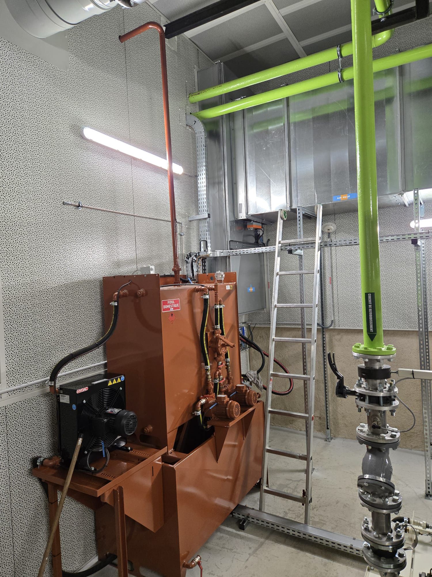 Installation du réservoir journalier de combustible